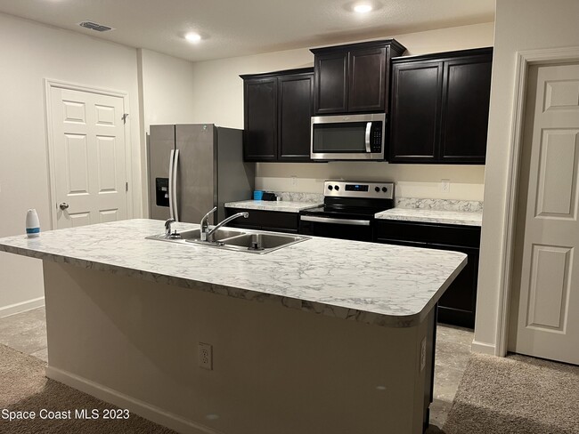 Building Photo - 388 Guinevere Dr SW