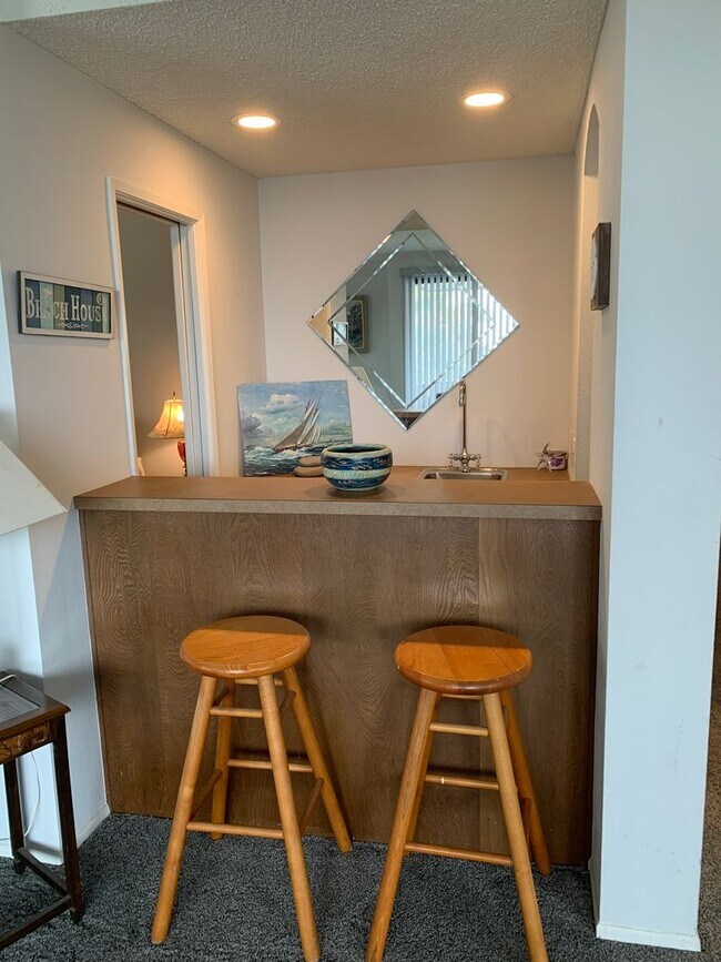 Building Photo - *FURNISHED* 3 Bedroom + 2 Bathroom Condo, ...