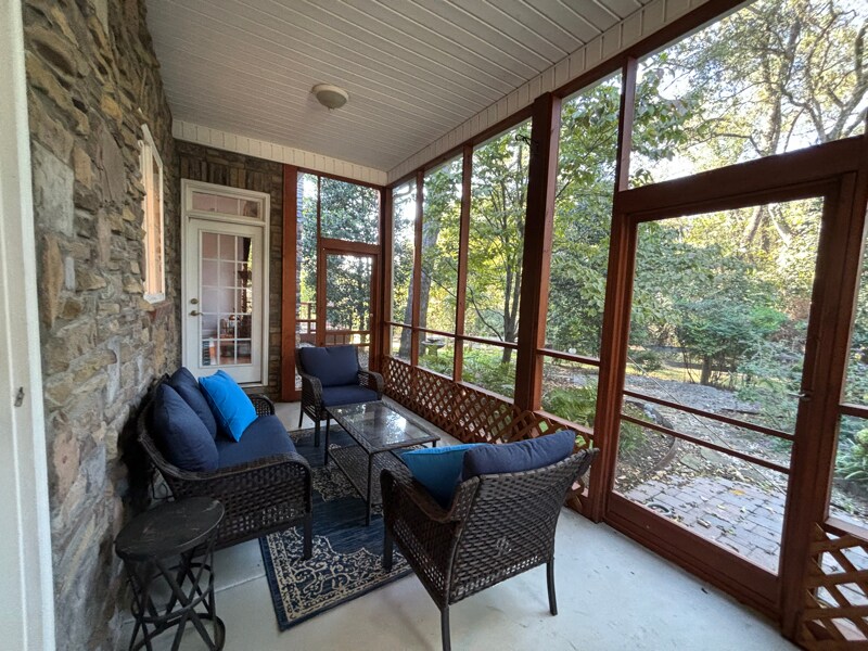 Building Photo - 613 Davis Acres Dr