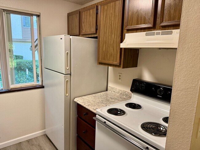 Building Photo - Single level top floor 2 bed Flat w/nice sized deck