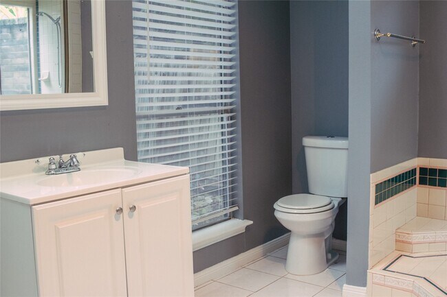 Building Photo - 13106 Hollowcreek Park Dr