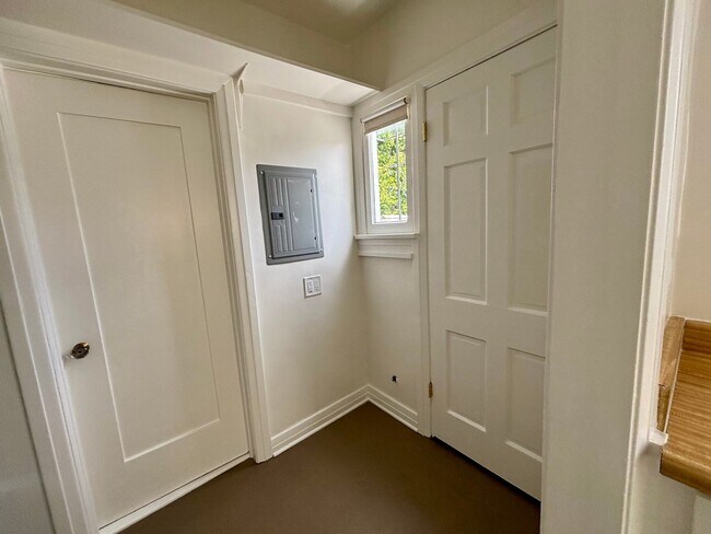 Building Photo - 2809-2821.5-28215 Rowena Ave