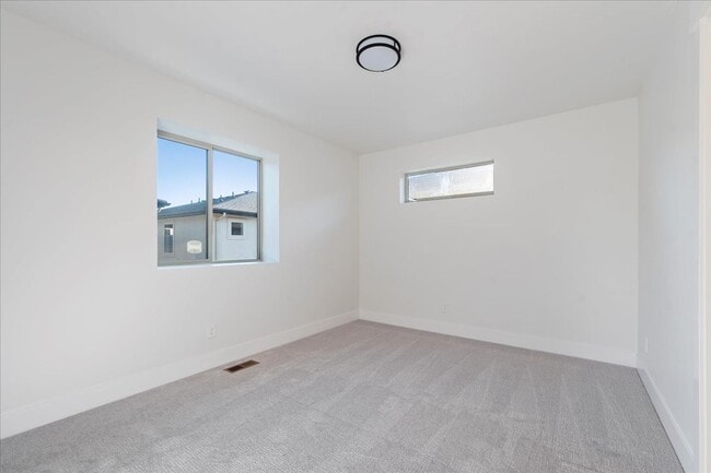 Building Photo - BRAND NEW 3 bed 3.5 bath townhouse