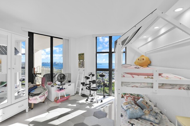 Building Photo - 1000 NE Quayside Terrace