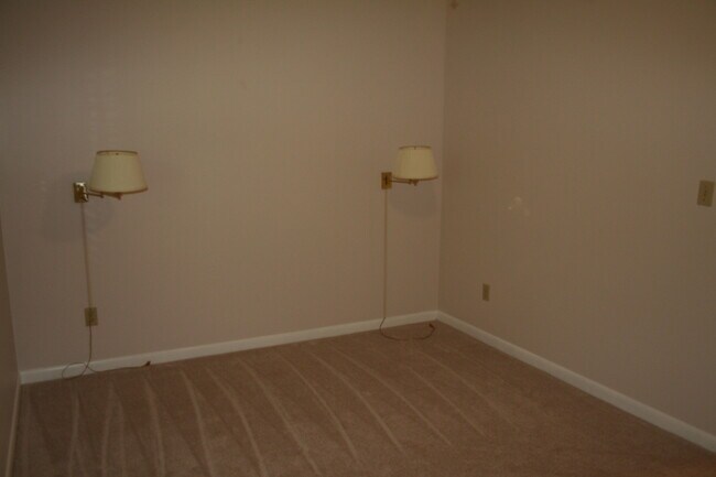 Building Photo - 64 Pine Tree Ln