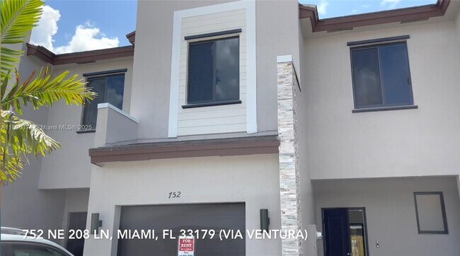 Building Photo - 752 NE 208th Ln