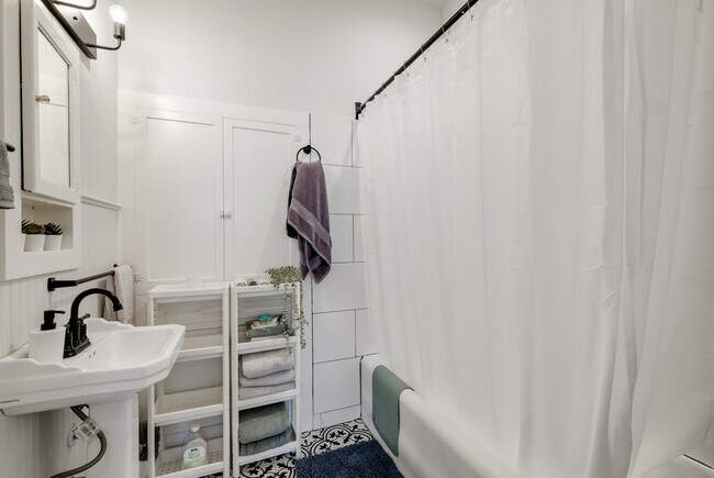 Building Photo - 732 Lamar St