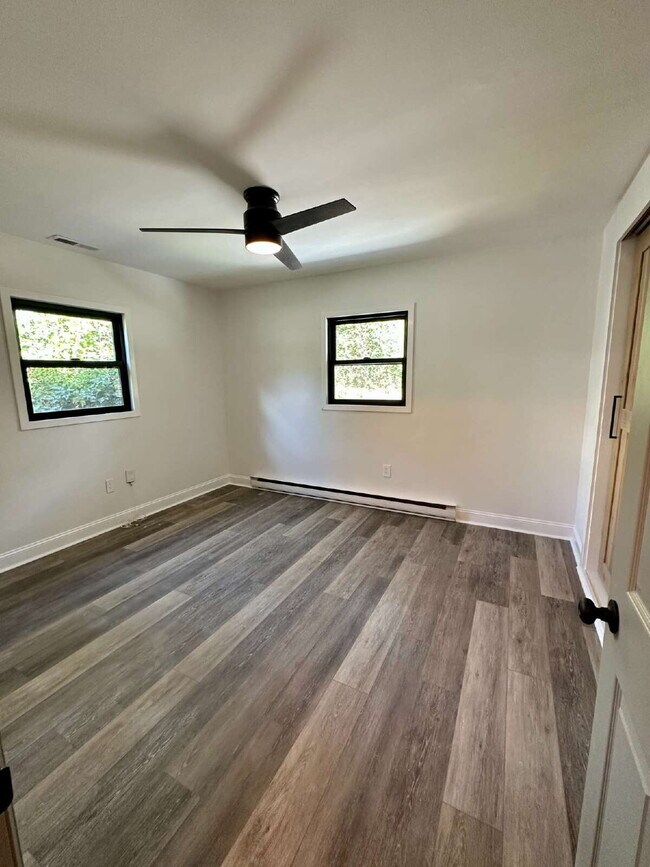 Building Photo - "Charming 2-Bed Gem with Granite Elegance ...