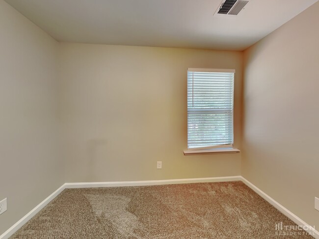 Building Photo - 250 Harvest Glen Ln