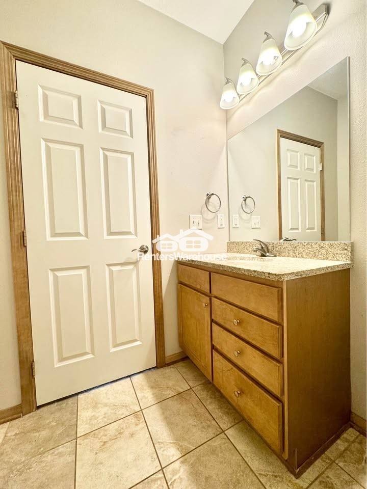 Building Photo - 2000 Meadow Ct