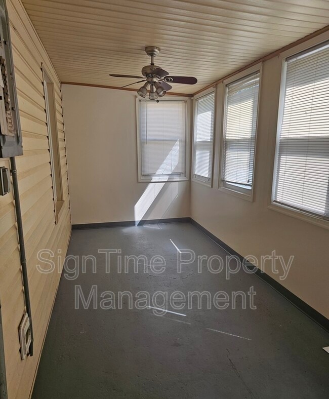 Building Photo - 10907 Lincoln Ave