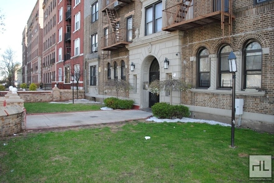 Building Photo - EASTERN PARKWAY / NO FEE / Spacious 2-Bed 1-Bath Crown Heights / Prospect Park