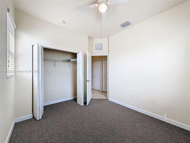 Building Photo - 2935 SE 1st Dr