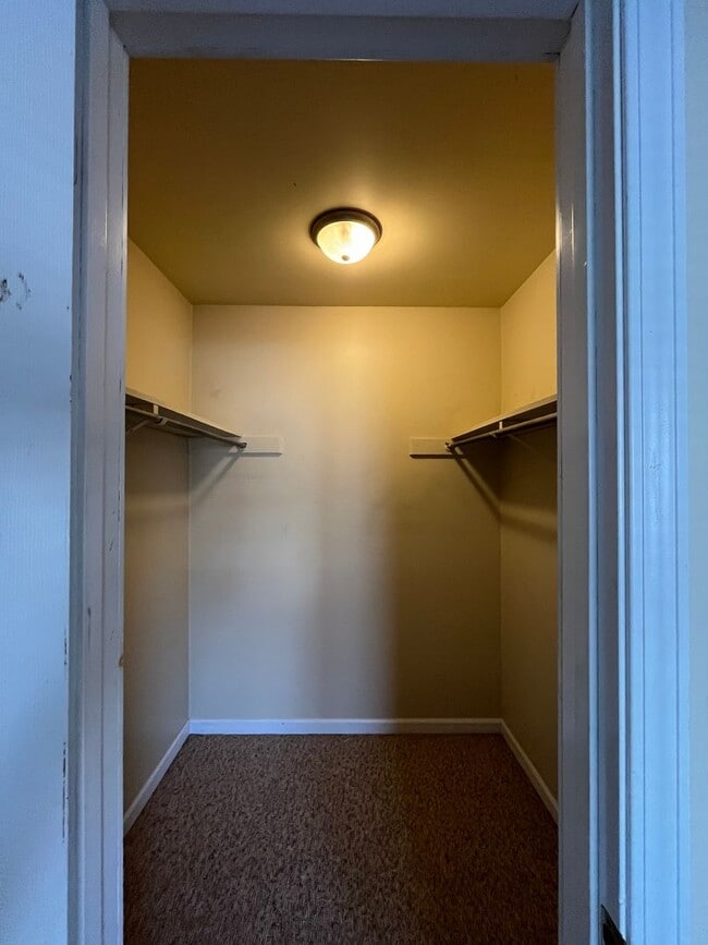 Building Photo - Spacious 2 Bedroom, 1.5 Bath