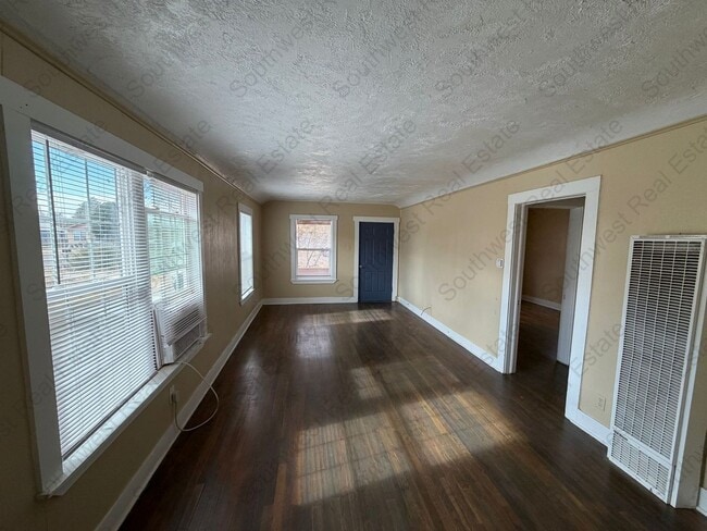 Building Photo - 2 bedrooms 1 bath home.