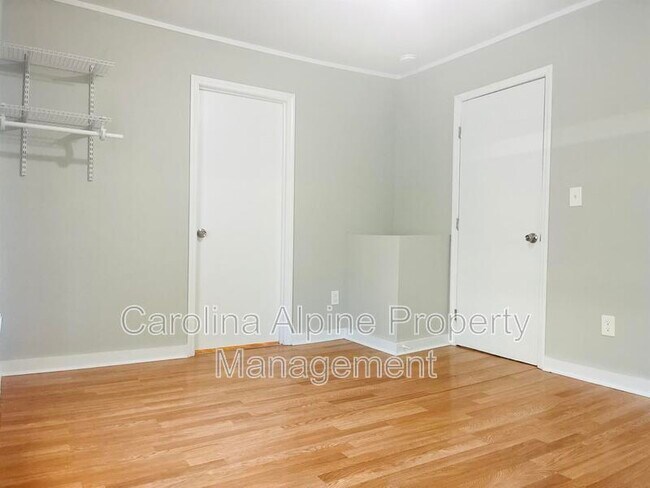 Building Photo - 1106 W Davidson Ave