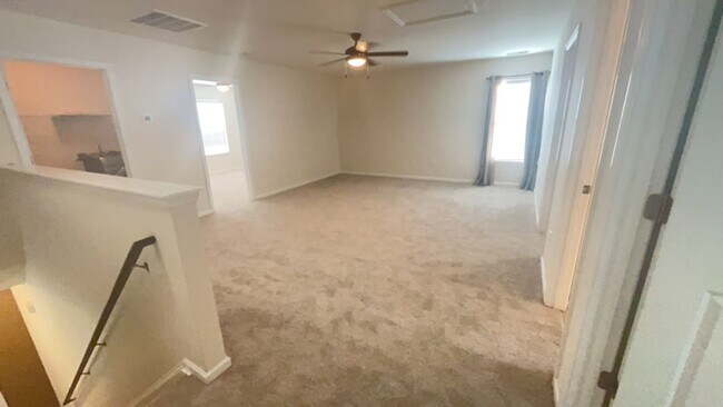 Building Photo - 4 Bedroom 2.5 Bath Home Located In Buckshi...
