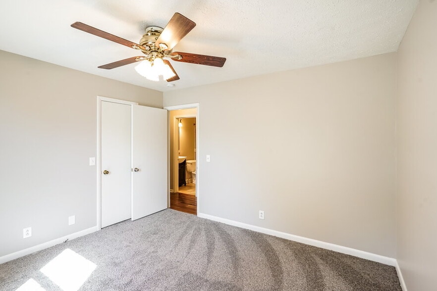 Building Photo - 142 Creekwood Ln