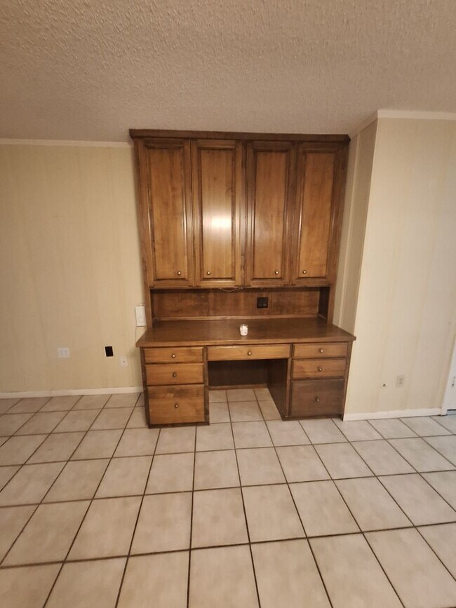 Building Photo - Spacious 3 bedroom, 2 bath