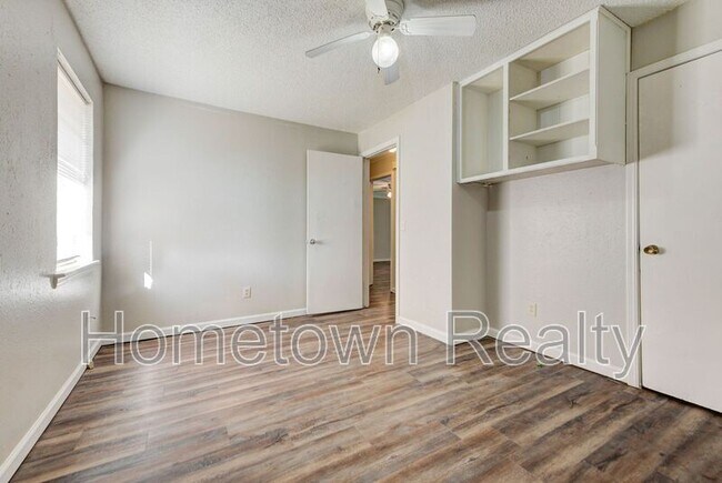 Building Photo - 208 W Shadywood Dr