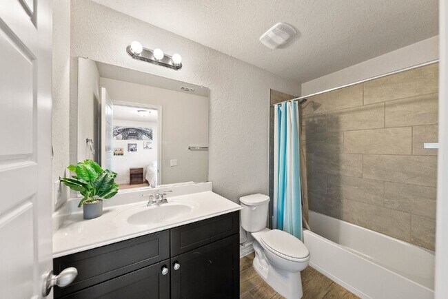 Building Photo - 2 WEEKS FREE RENT w/ 12 Month Lease!!!!!