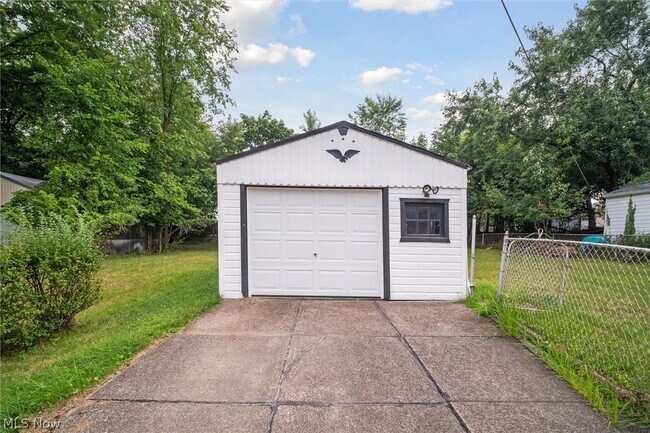 Building Photo - 5359 West Blvd