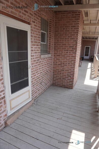 Building Photo - 1255 W Devon Ave