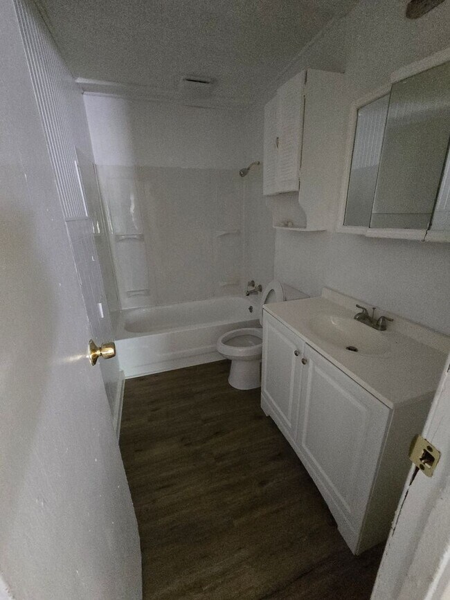 Building Photo - 4BD/1 BA nicely updated home