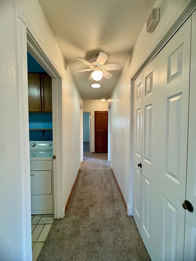 Building Photo - 2555 Westridge Dr