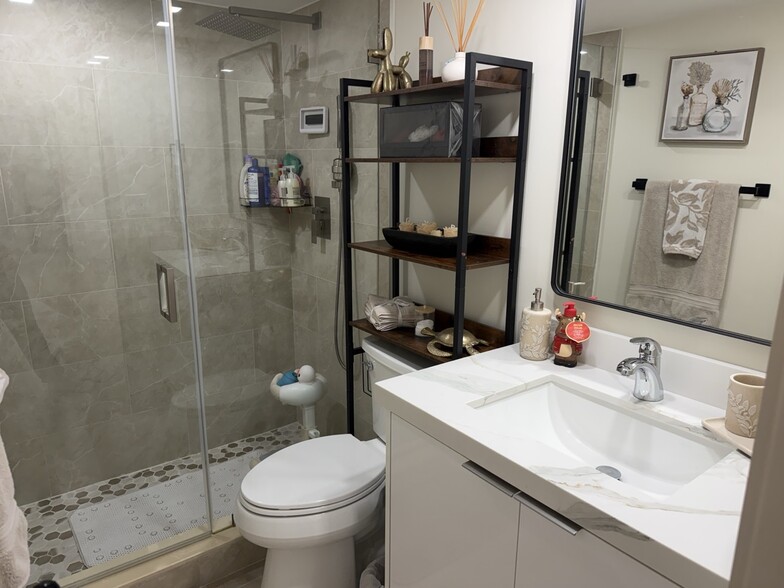 Bathroom - Bathtub & Shower Combo - 5555 Collins Ave