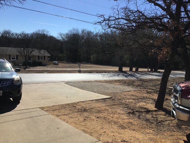 Building Photo - 304 E Oakdale St