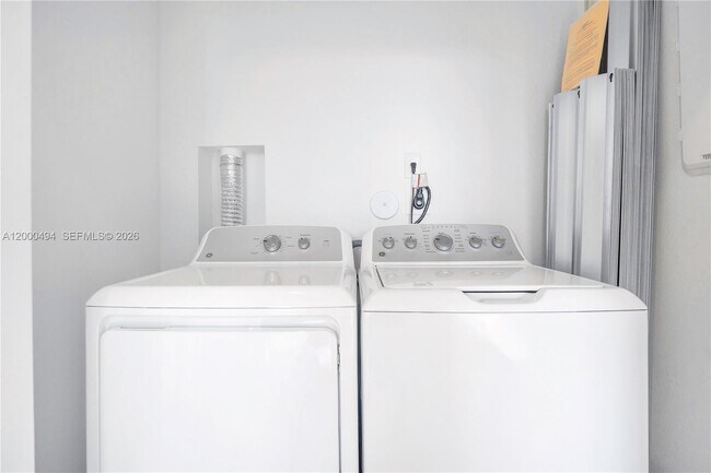 Building Photo - 250 10th Ct