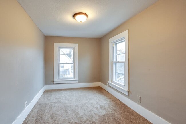 Building Photo - 2 WEEKS FREE RENT! Kenmore Charmer: 2 Bedrooms, Bonus Office, Pet Friendly
