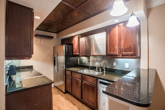 Building Photo - Adorable condo, waterfront view