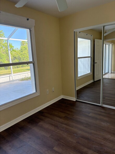 Building Photo - 915 Willow Dr