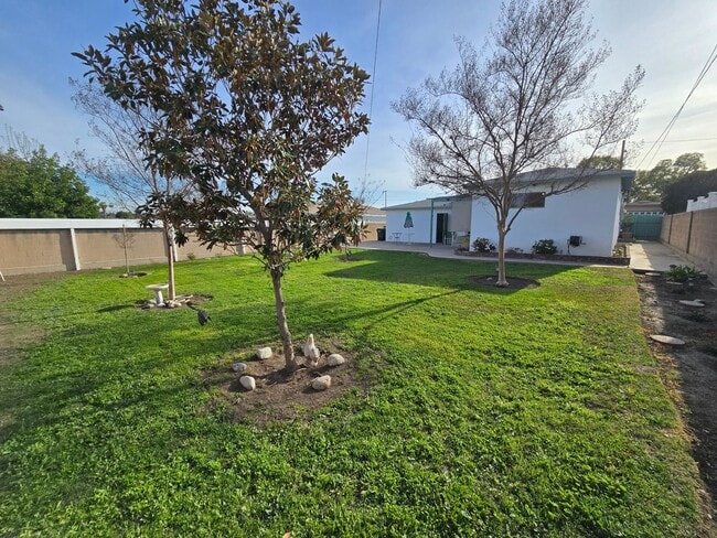 Building Photo - Classic 3 Bed, 2 Bath Home on Large Lot