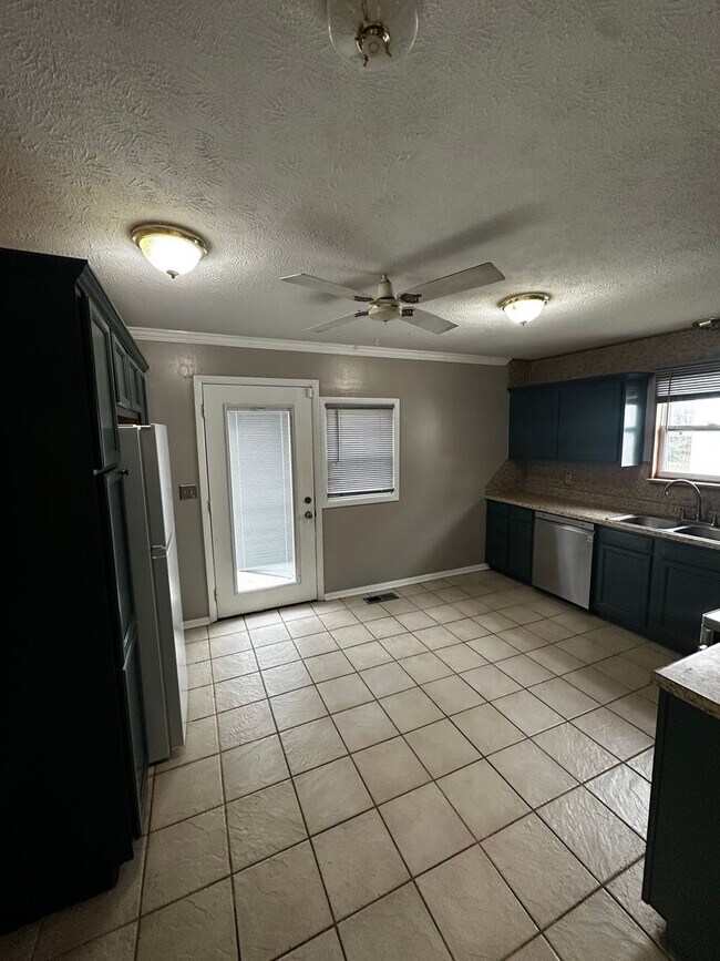 Building Photo - 3 Bedroom 1 bath