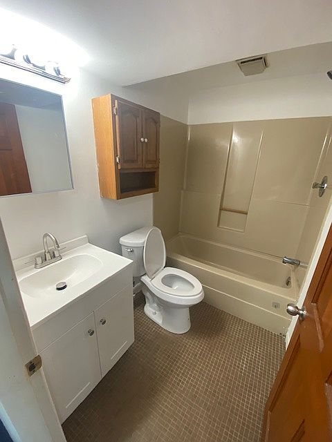 Primary Photo - 93 Hickory St
