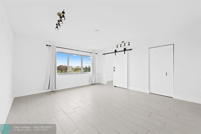 Building Photo - 877 NE 195th St