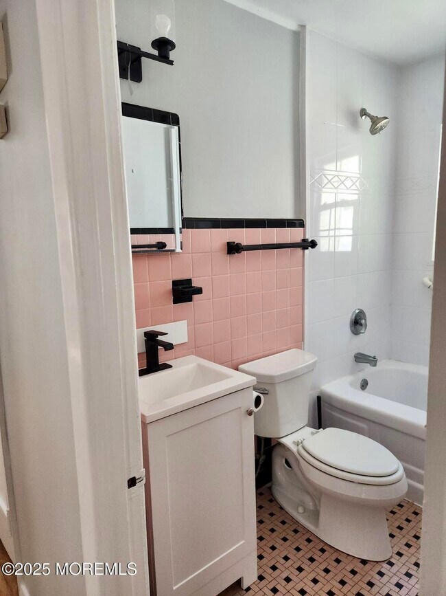 Building Photo - 21 E Lincoln Cir