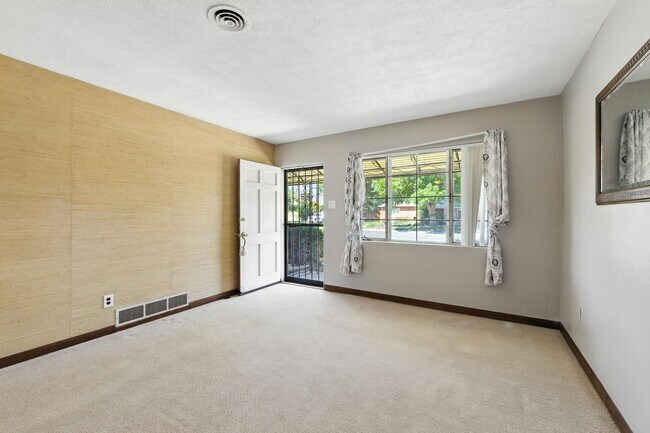 Building Photo - 3 Bedroom / 2 Bathroom Home With Large Bac...