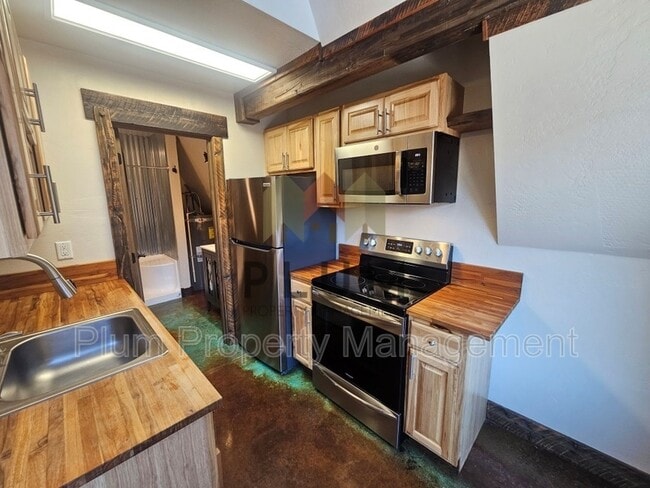Building Photo - 213 Sommers St