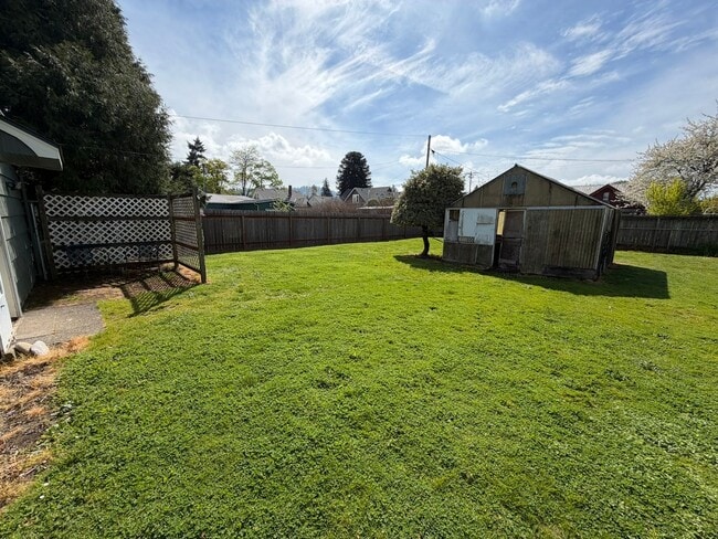 Building Photo - Charming 3 Bedroom with a Large Fenced Yard!