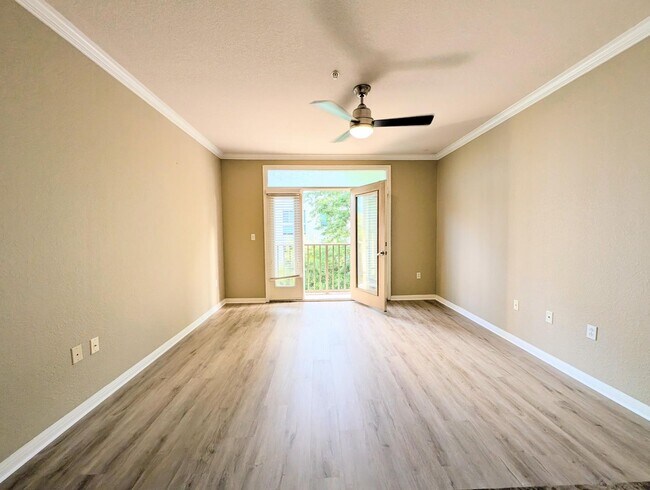 Building Photo - Clean, spacious renovated 1x1 with balconet & washer/dryer