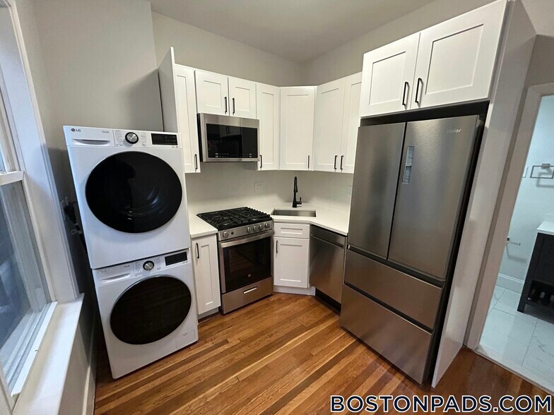 Building Photo - 1576 Cambridge St