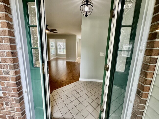 Building Photo - Bright and Airy Three Bedroom Home in Lake...