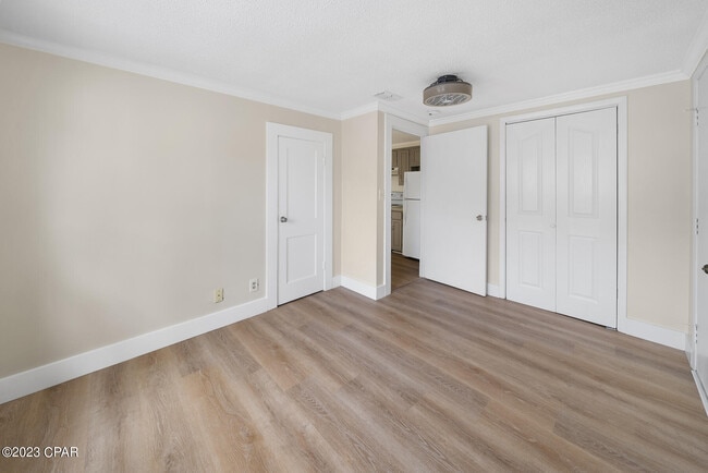 Building Photo - 206 E 2nd Ct