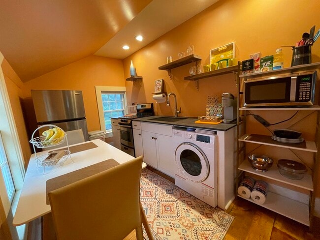 Building Photo - 70 Front St