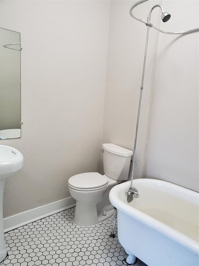 Building Photo - Spacious 3 Bed, 1 Bath Near Historic Fairmount- 76104