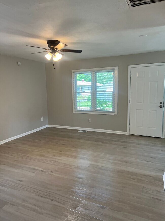 Building Photo - A beautiful newly renovated 3 Bed, 1 full ...